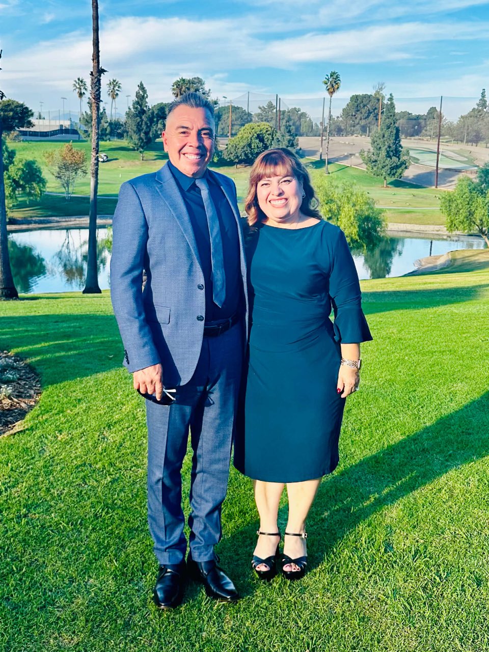 El pastor Jorge Guzmán y la copastora María Luz Guzmán, de pie al aire libre.